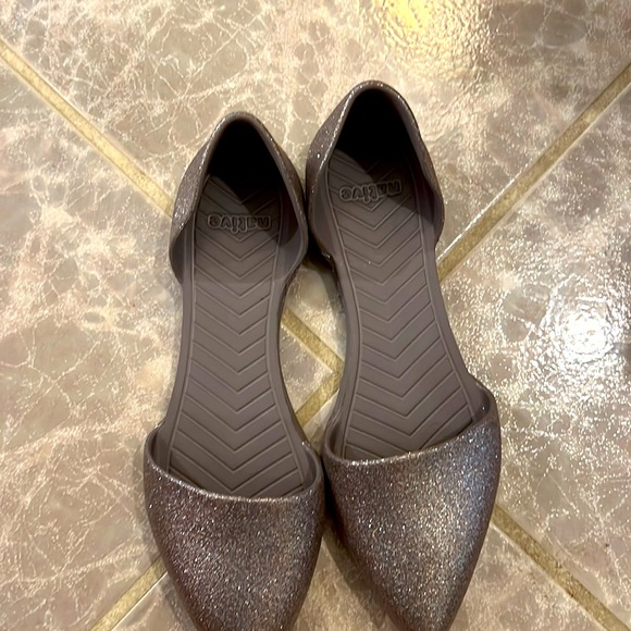 Native Audrey Bling - EUC like new - pointed glitter flats size W8 - Picture 2 of 4